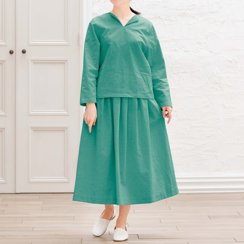 CRA-SEW collection 綿麻シーチング生地 LUNAを使ったスリットネックラインのブラウスとタックギャザースカート